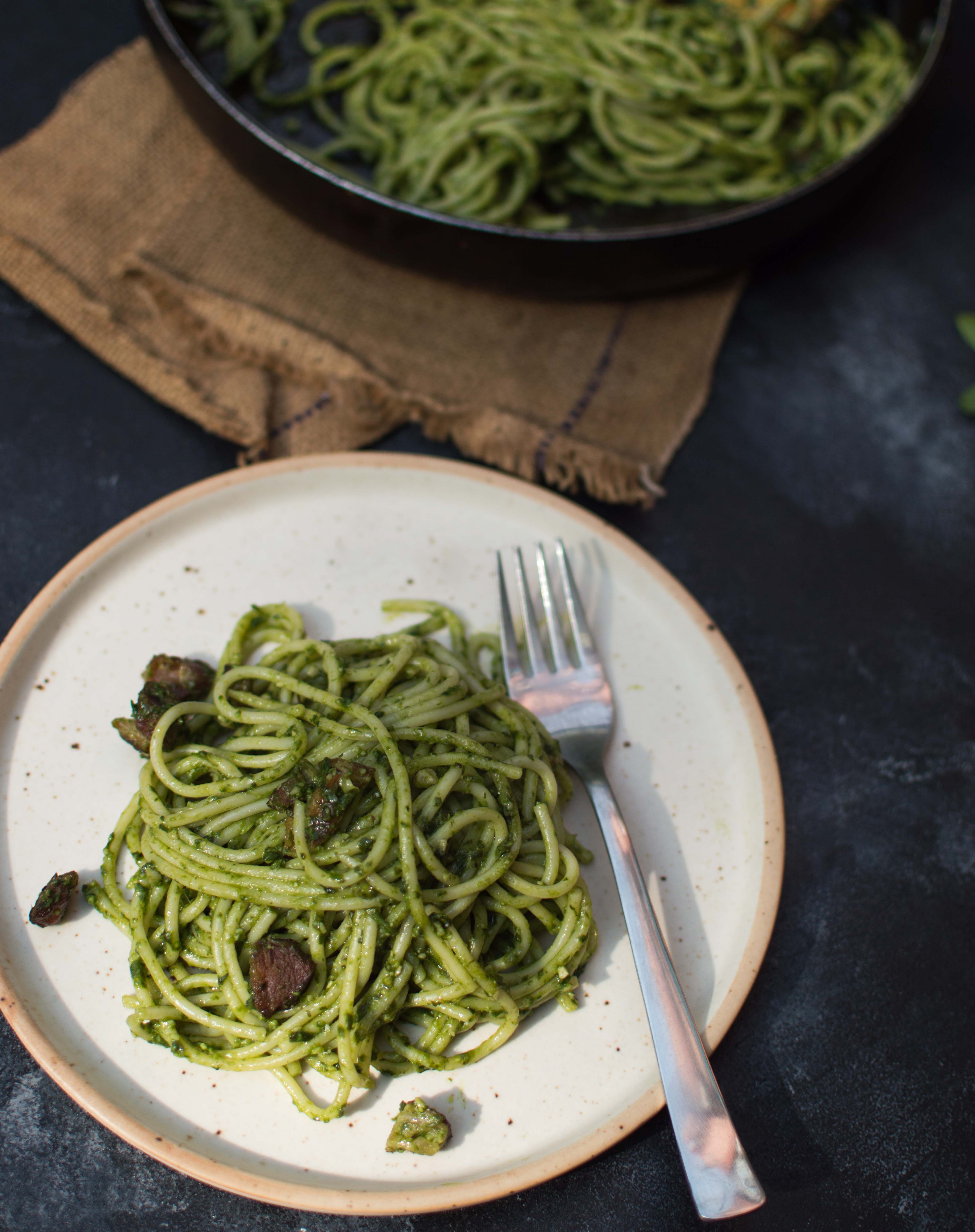 Pesto with cashews and bacon spaghetti