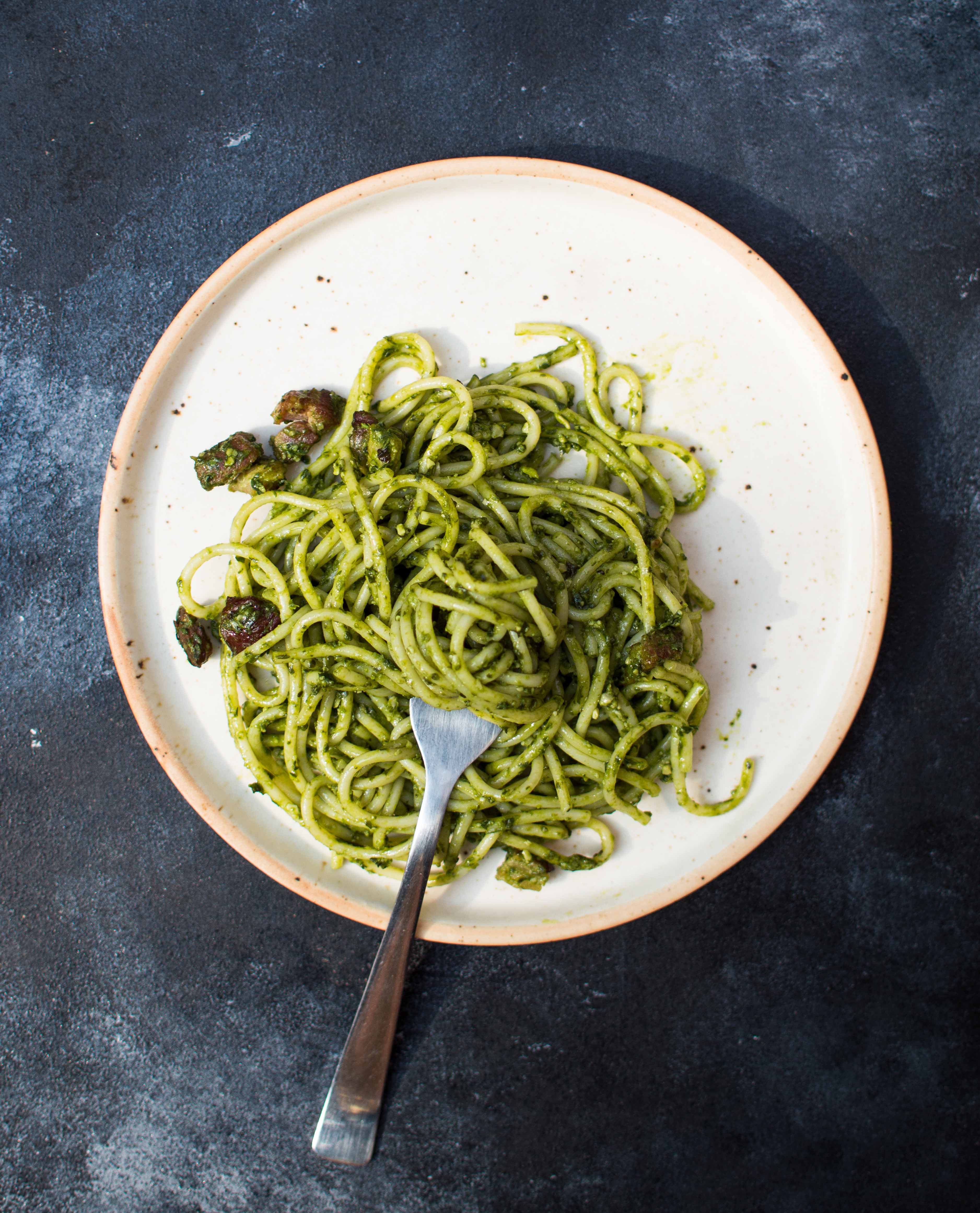 Pesto with cashews and bacon spaghetti