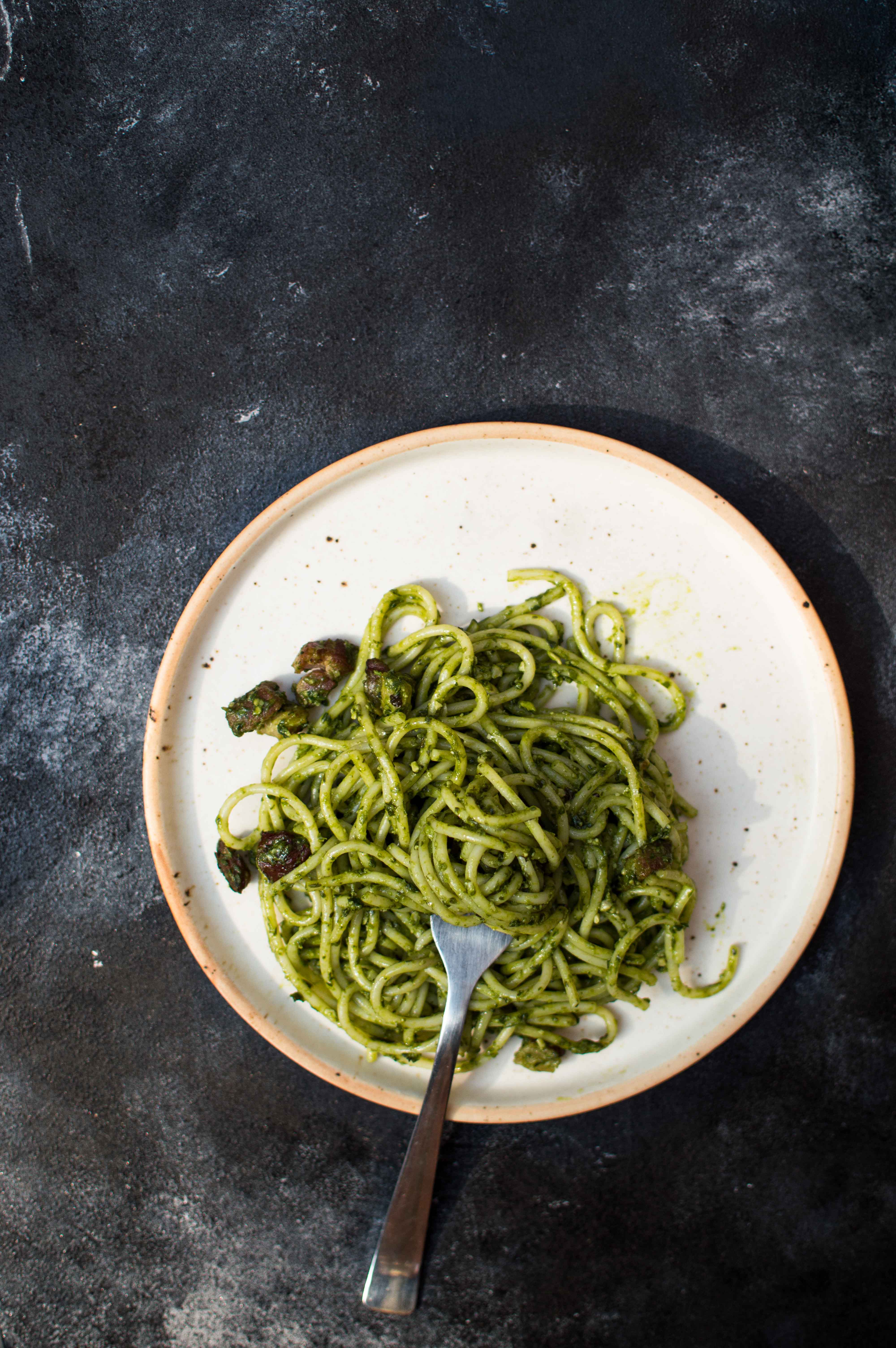 Pesto with cashews and bacon spaghetti