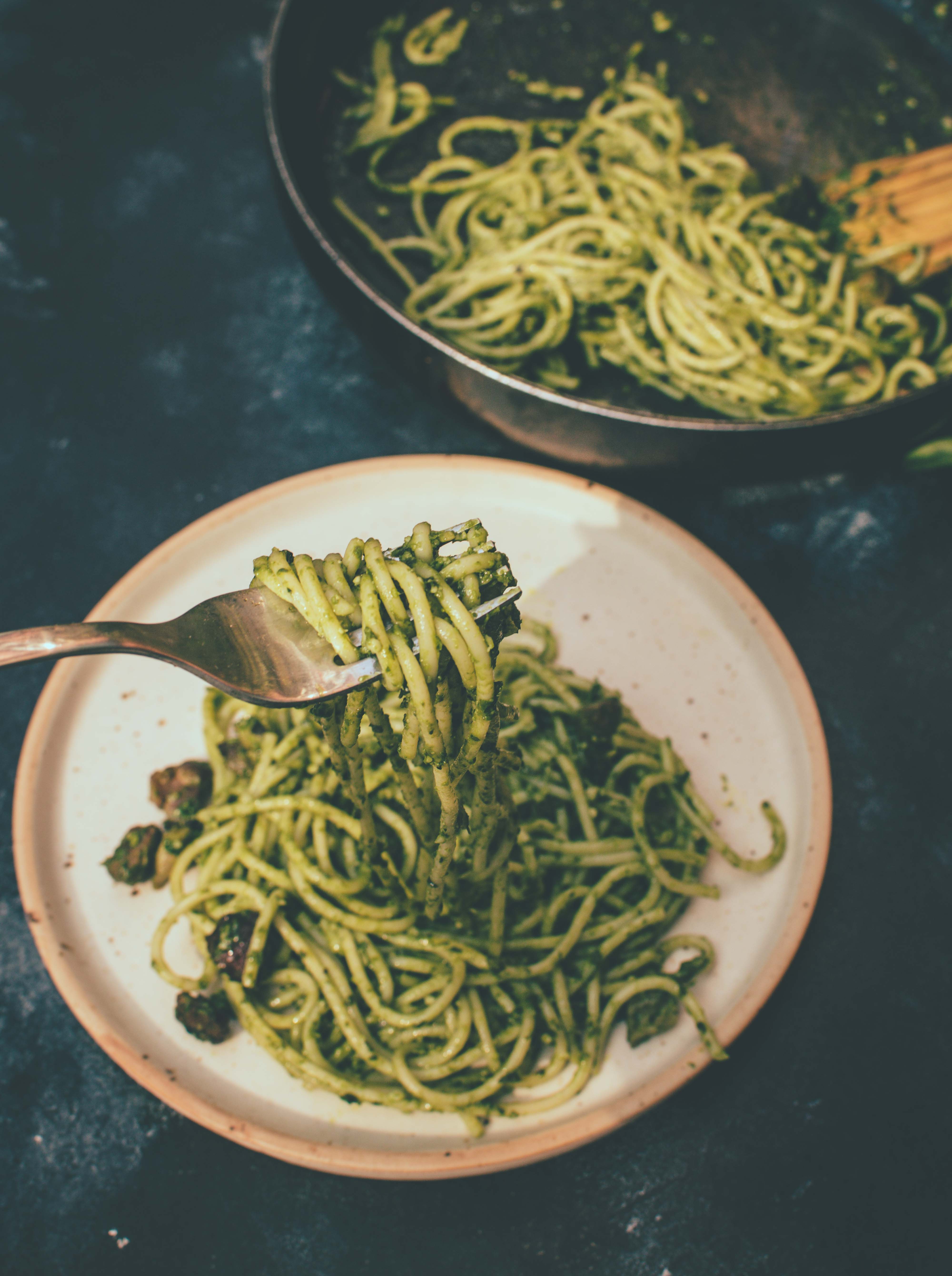 Pesto with cashews and bacon spaghetti