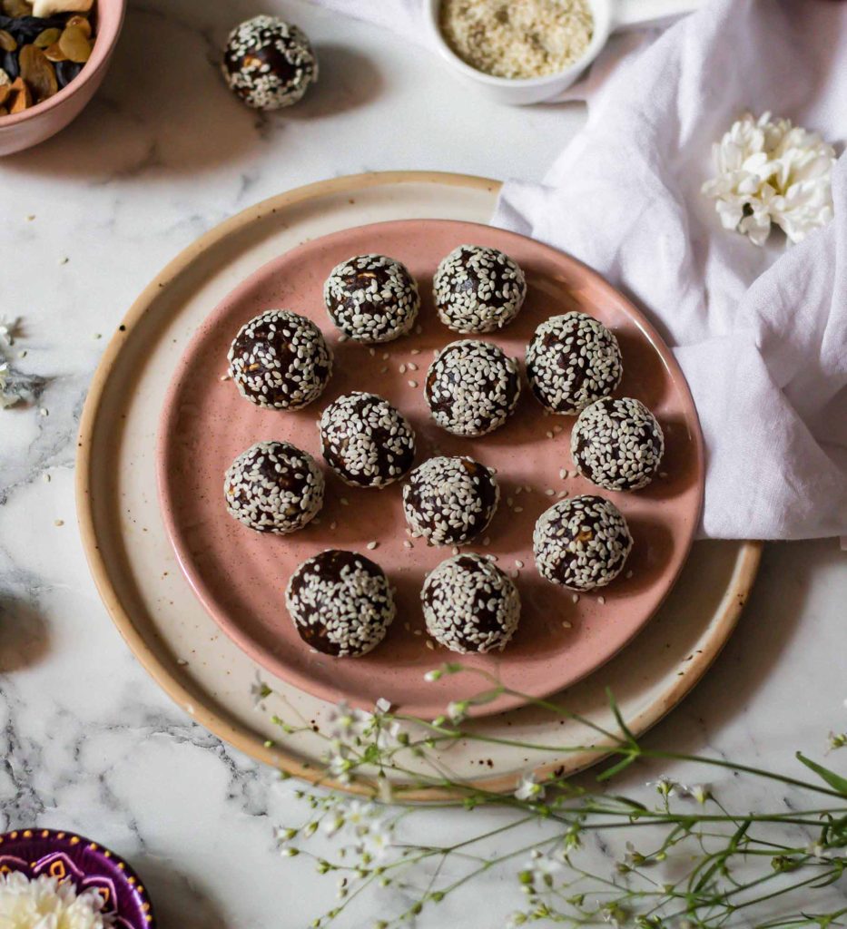 dates and nuts laddoo