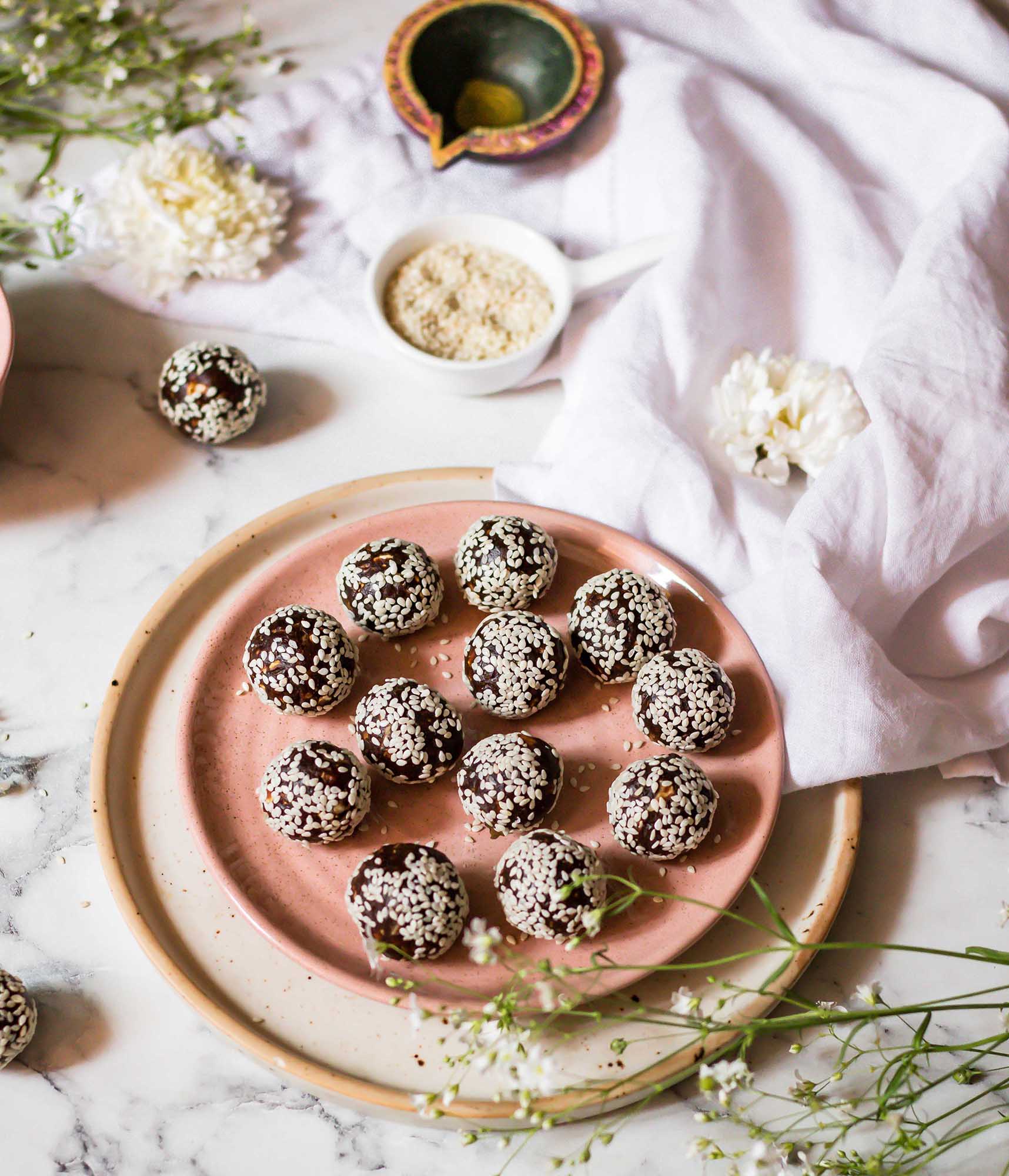 dates and nuts laddoo