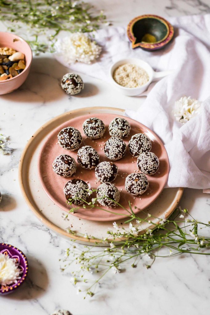 dates and nuts laddoo