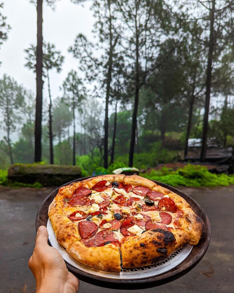 Neapolitana pizza at Dochi - best restaurants in Kasauli